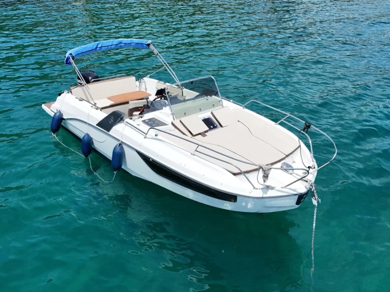Hire Motorboat Bénéteau with a boat licence