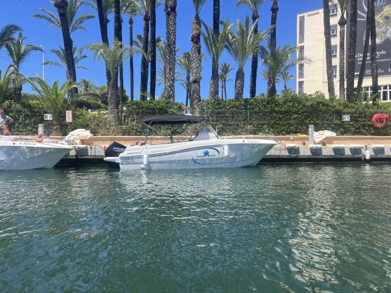 Hire Motorboat Pacific Craft with a boat licence