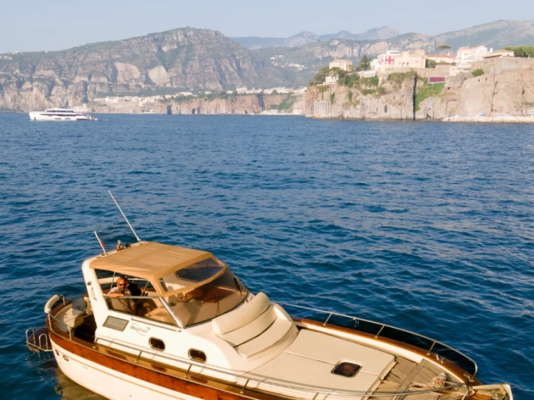 Hire Motorboat Apreamare with a boat licence