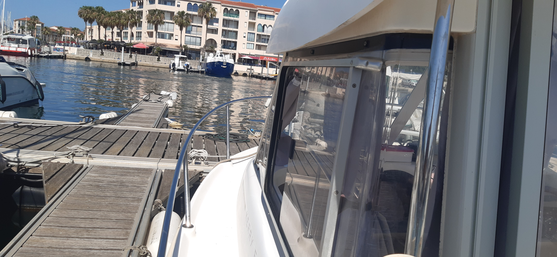Hire a Jeanneau Merry Fisher 650 France