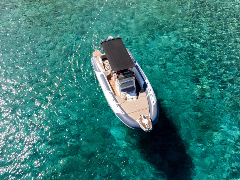 Hire a Marlin Boat 790 Pro Dynamic Hvar