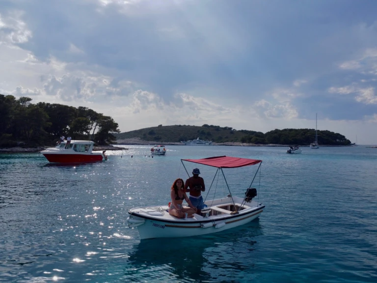 Charter a Jugoplastika Jugoplastika in Hvar on Samboat