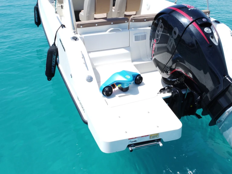 Hire Motorboat Quicksilver with a boat licence