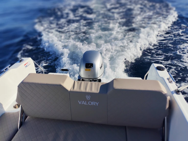 Hire Motorboat Valory with a boat licence