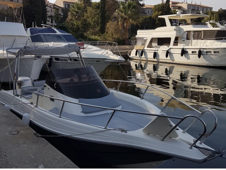 Motorboat hire in Le Brusc - Technomarine stealth mythos
