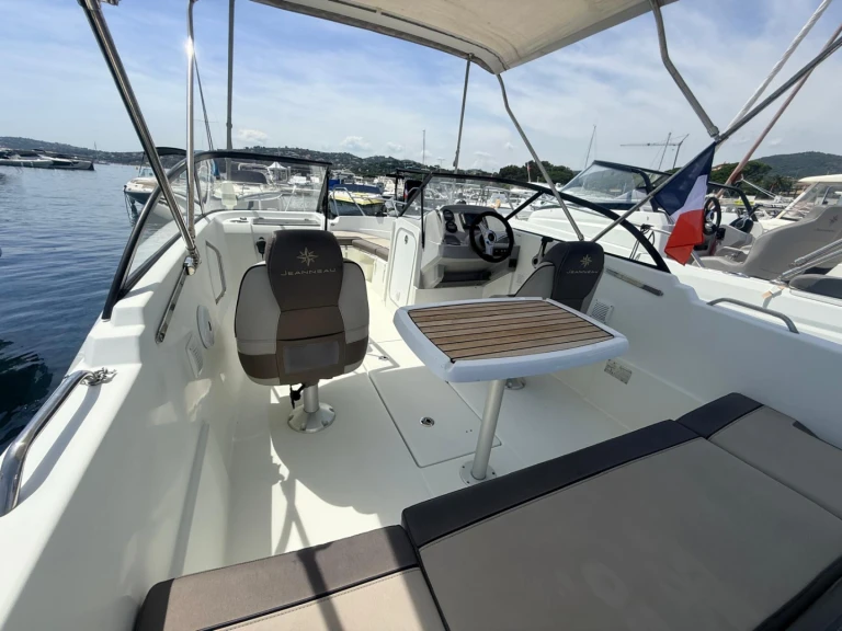Motorboat hire in Les Issambres - Jeanneau Cap Camarat 6.5 BR