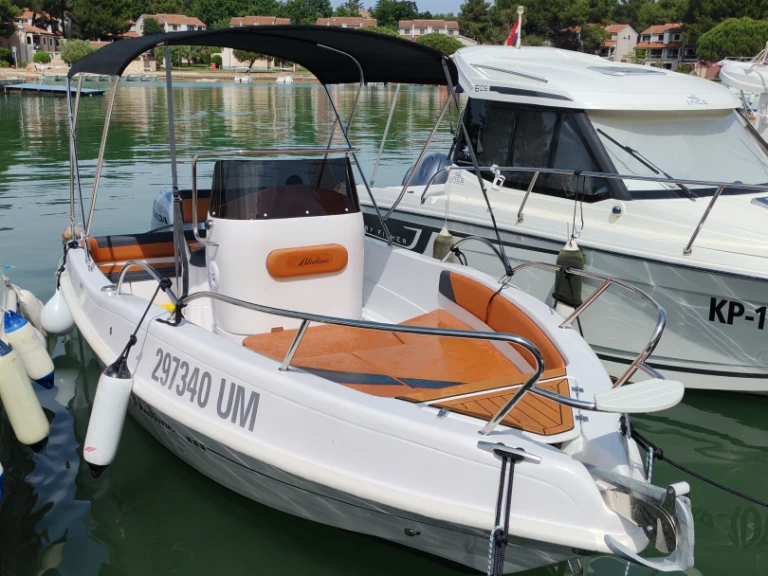 Charter a Bluline Bluline 19 Ft Open in Umag on Samboat