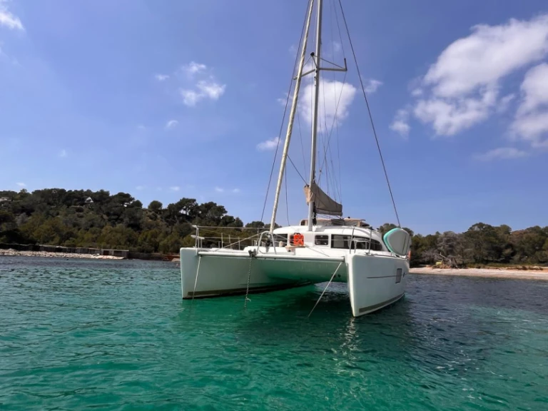 Hire Catamaran Lagoon with a boat licence