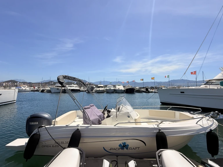 Hire Motorboat Pacific Craft with a boat licence