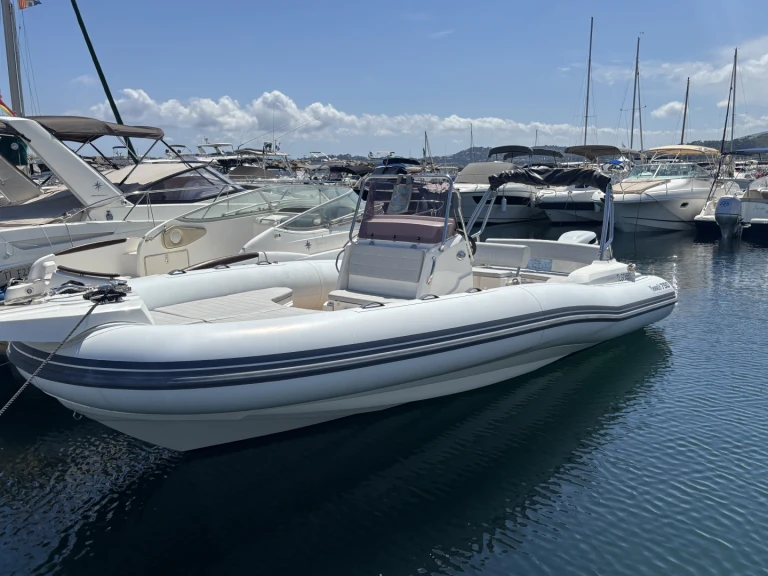 Marlin Boat 790 Pro Dynamic charter bareboat or skippered in  Les Issambres