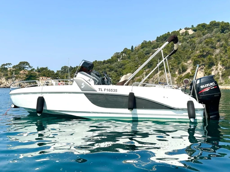 Charter a Bénéteau Flyer 6 SUNdeck in La Seyne-sur-Mer on Samboat