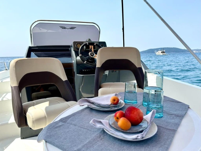 Hire a Bénéteau Flyer 6 SUNdeck La Seyne-sur-Mer