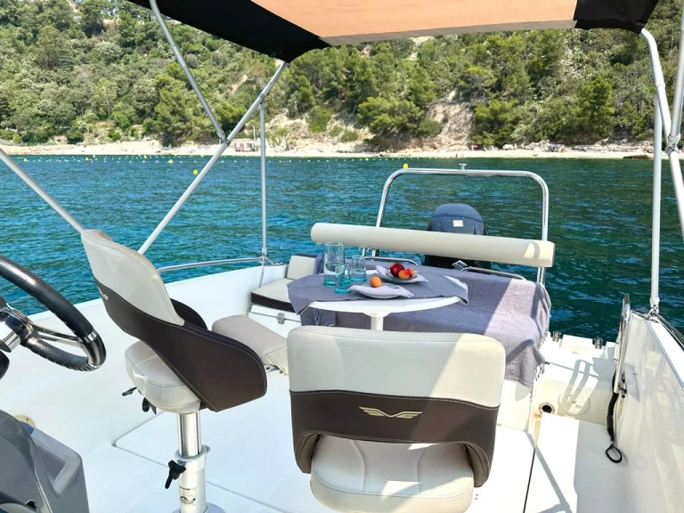 Charter a Bénéteau Flyer 6 SUNdeck in La Seyne-sur-Mer on Samboat