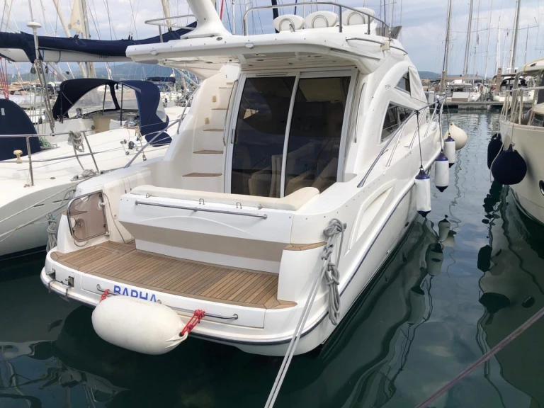 Hire Luxury Yacht Sealine with a boat licence