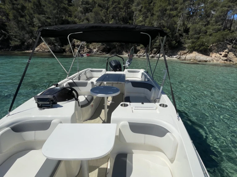 Hire Motorboat Bayliner with a boat licence