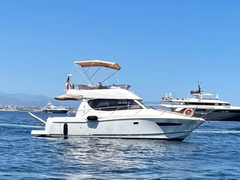 Motorboat hire in Saint-Laurent-du-Var - Jeanneau Merry Fisher 10