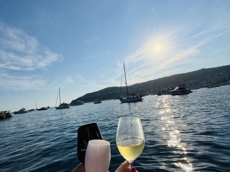 Charter a Jeanneau Merry Fisher 10 in Saint-Laurent-du-Var on Samboat