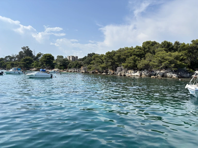 Hire Motorboat Jeanneau with a boat licence