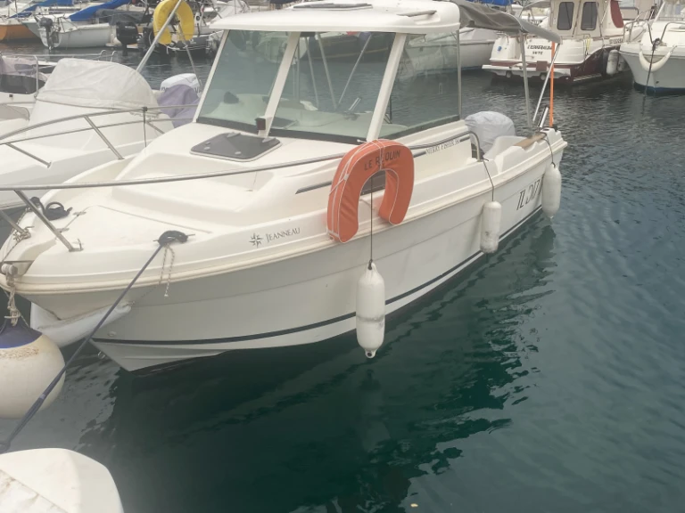 Hire Motorboat Jeanneau with a boat licence