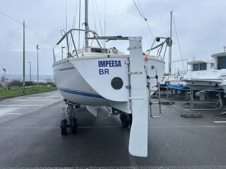 Charter a Jeanneau Fantasia 27 in Brest on Samboat