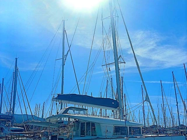 Hire Catamaran Lagoon with a boat licence