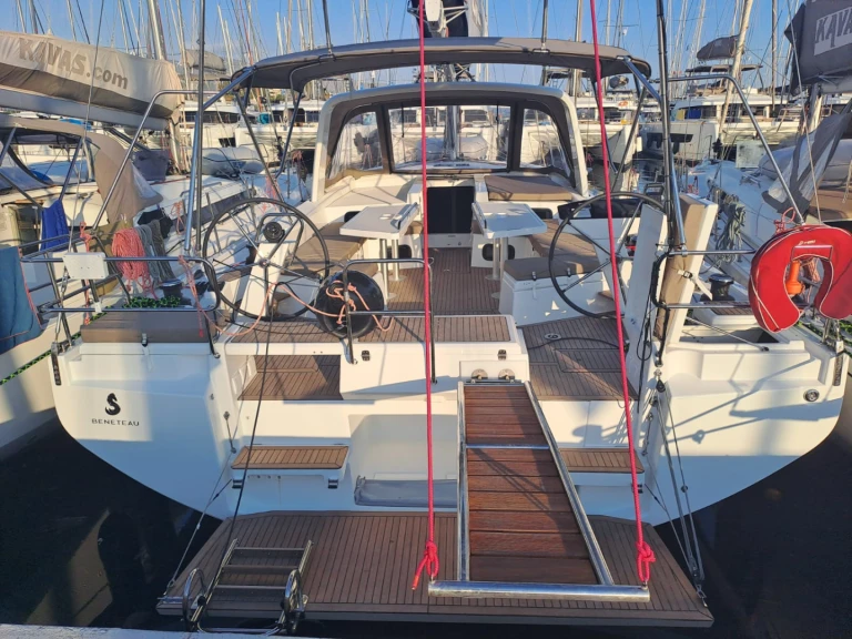 Bénéteau Oceanis 52 - 6 cab. charter bareboat or skippered in  Alimos