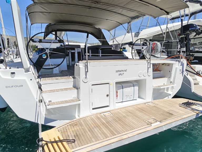 Charter a Dufour Dufour 54 - 6 cab. in Seget Donji on Samboat