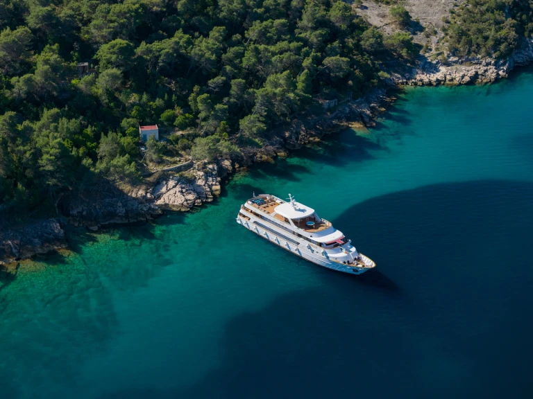 Hire Luxury Yacht Custom Made with a boat licence