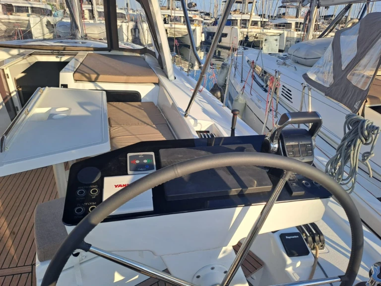 Yacht hire Alimos cheap Oceanis 52 - 6 cab.