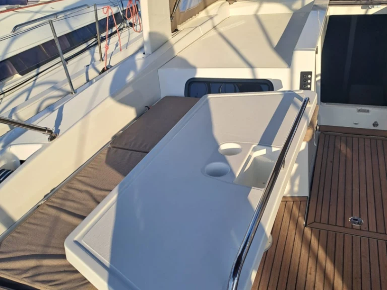 Sailboat hire in Alimos - Bénéteau Oceanis 52 - 6 cab.