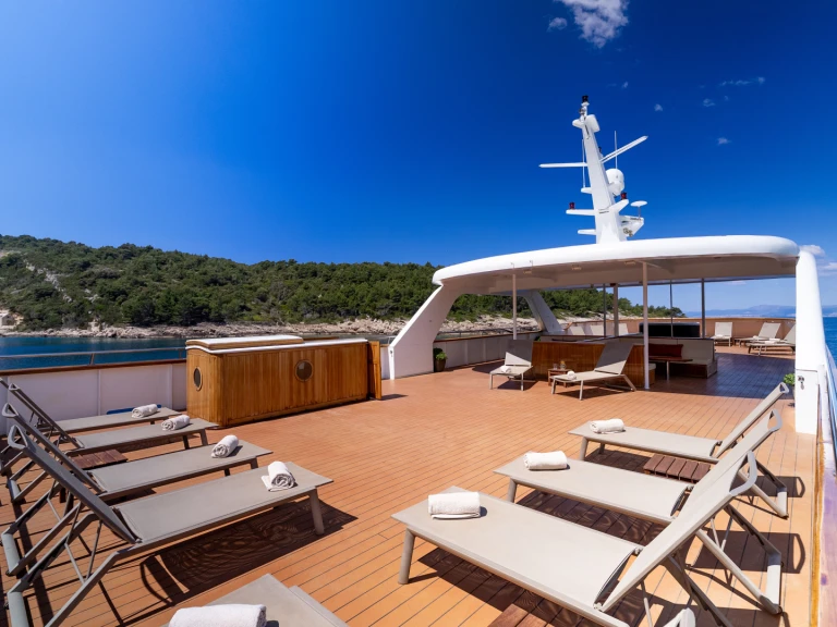Hire Luxury Yacht Custom Made with a boat licence