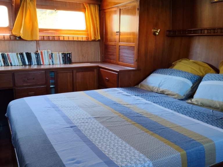 Hire Motorboat MODERN BOAT with a boat licence