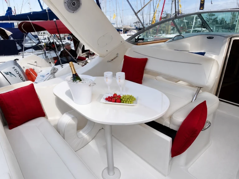 Charter a Bayliner Bayliner 285 Cruiser in Cannes on Samboat