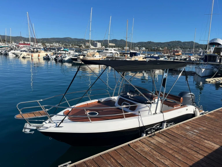 Hire Motorboat Aquabat with a boat licence