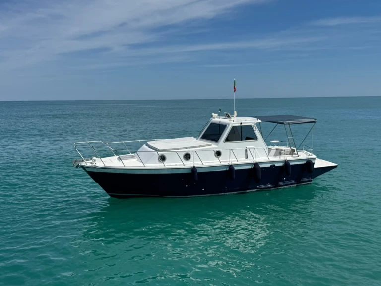 Motorboat hire in Cefalù - aztec Crestline