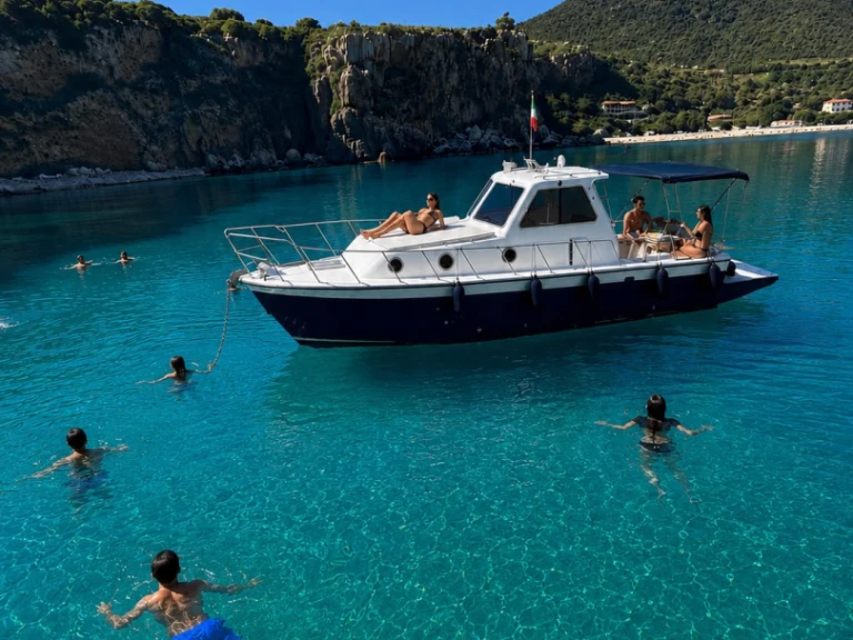 Charter a aztec Crestline in Cefalù on Samboat