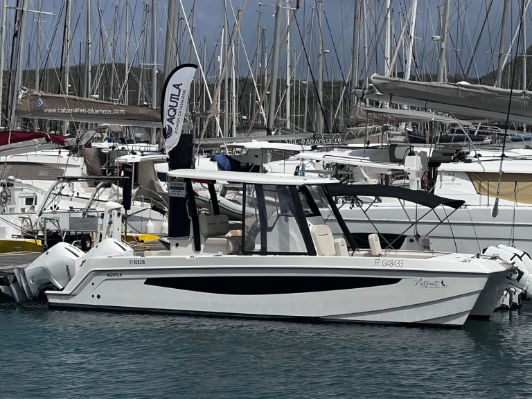 Hire a Aquila 28 Molokai Le Marin