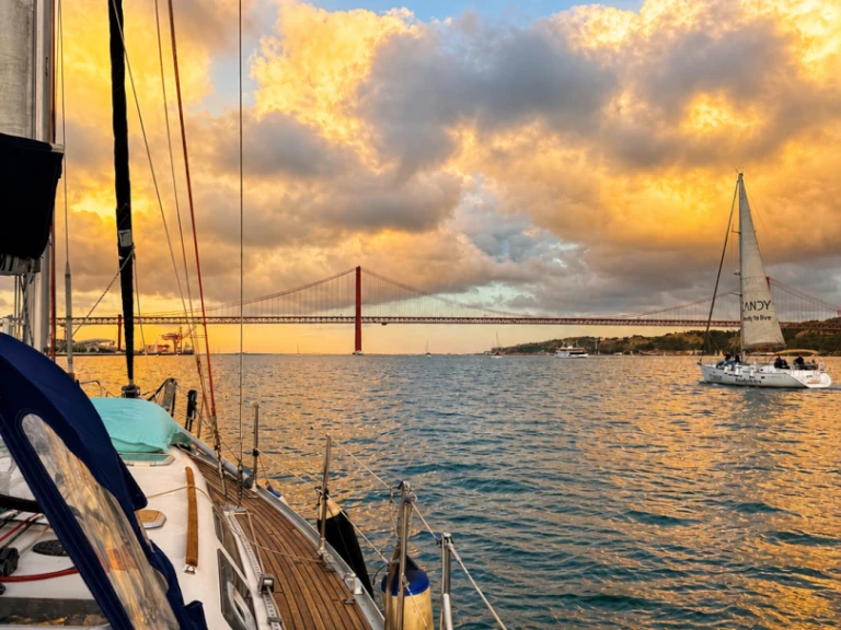 Sailboat to hire Lisbon at the best price