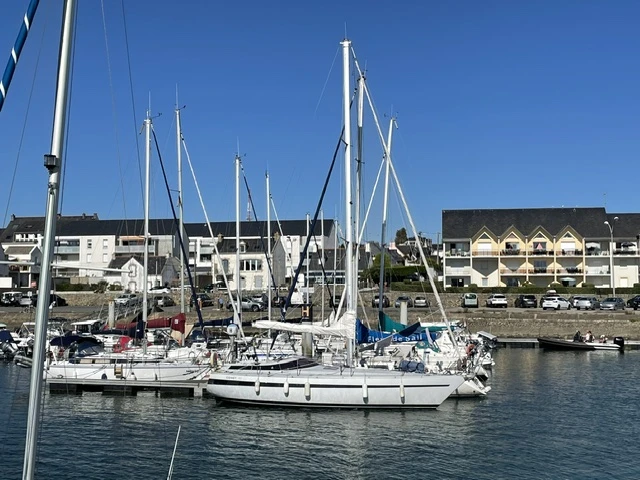 Charter a Comar-Yachts Comet 11 in La Trinité-sur-Mer on Samboat