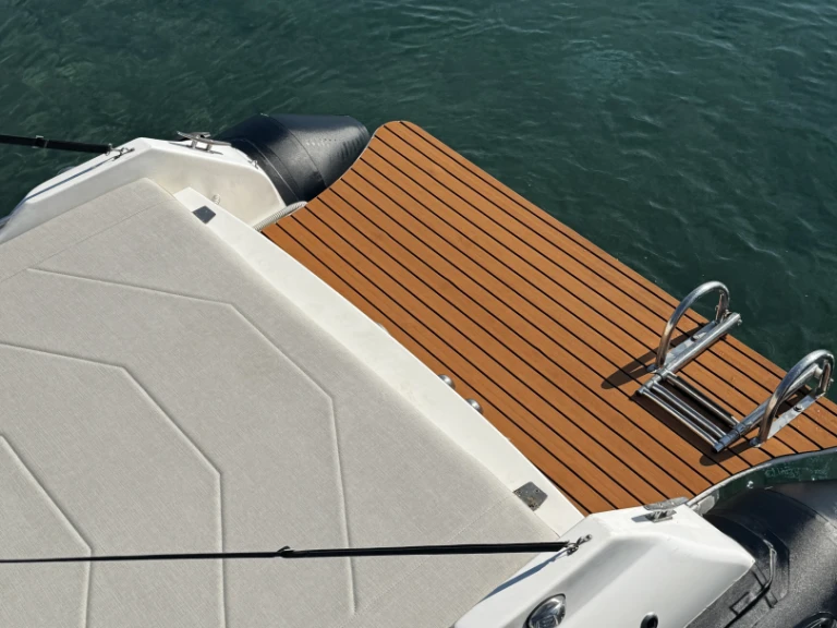 Hire Motorboat Cobra with a boat licence
