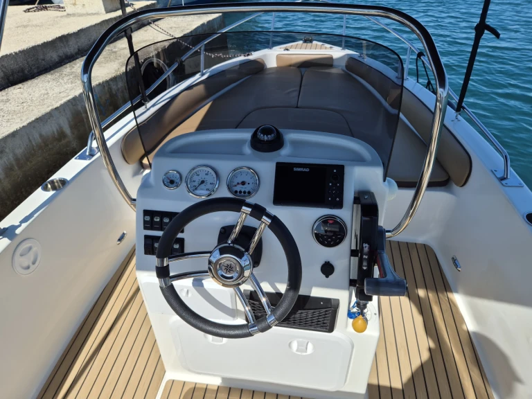 Yacht charter Poreč - Holiday 19 Open on SamBoat