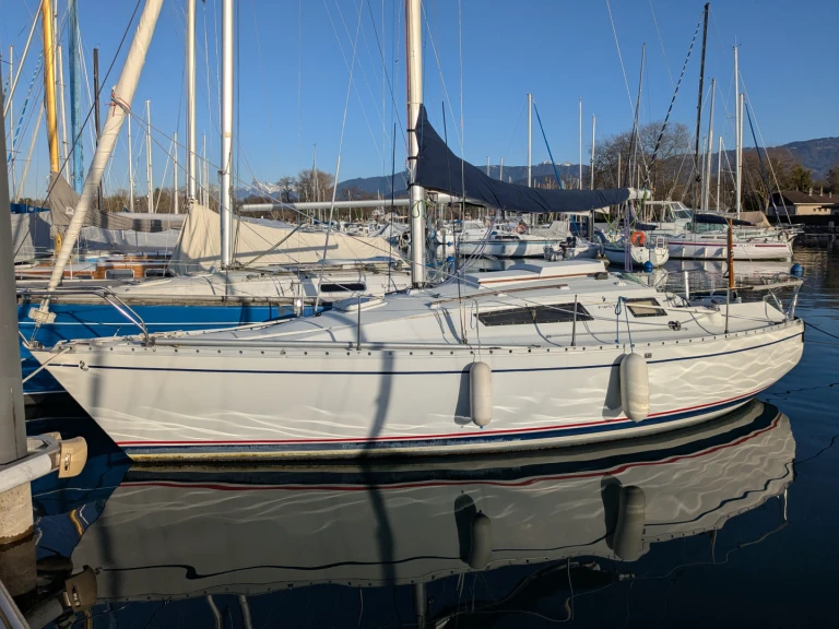 Bénéteau First 26 QR charter bareboat or skippered in  Sciez