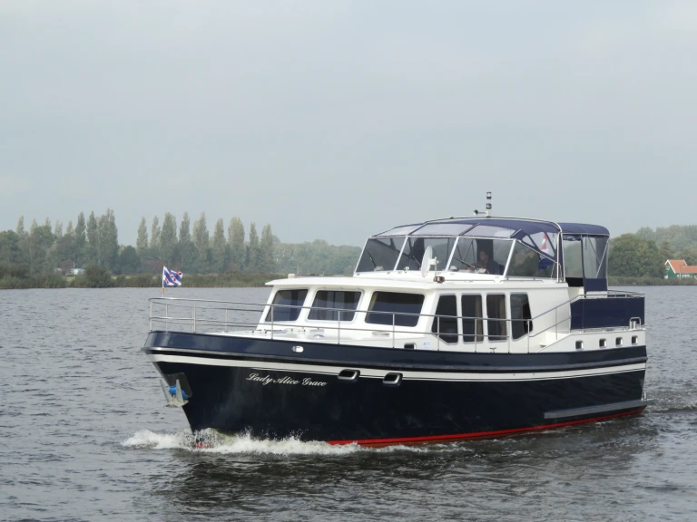 Charter a privateer 49 in Gaastmeer on Samboat