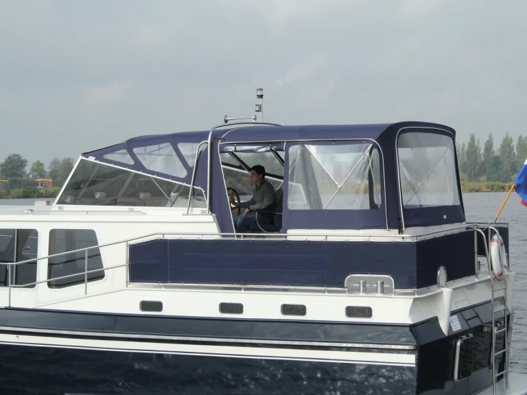 Hire Motorboat privateer with a boat licence