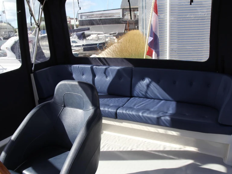 Charter a privateer 34 in Gaastmeer on Samboat