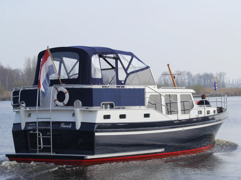 Charter a privateer 34 in Gaastmeer on Samboat