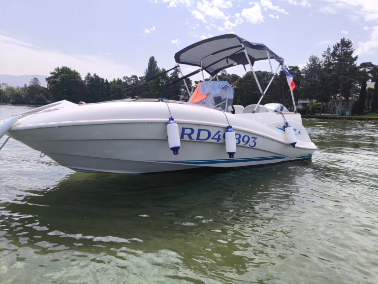 Hire Motorboat Quicksilver with a boat licence