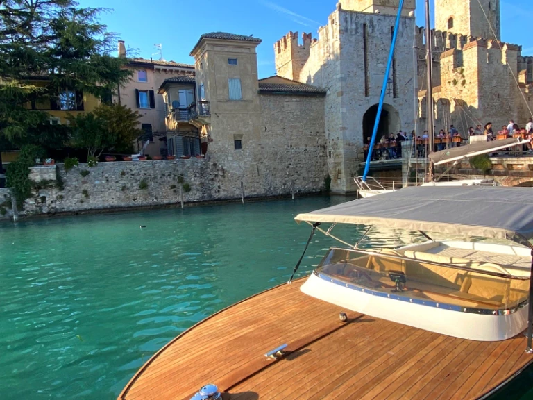 Yacht charter Sirmione - Ilver JUNIOR 22 on SamBoat