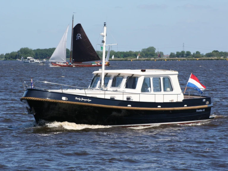 Hire Motorboat staaldus with a boat licence