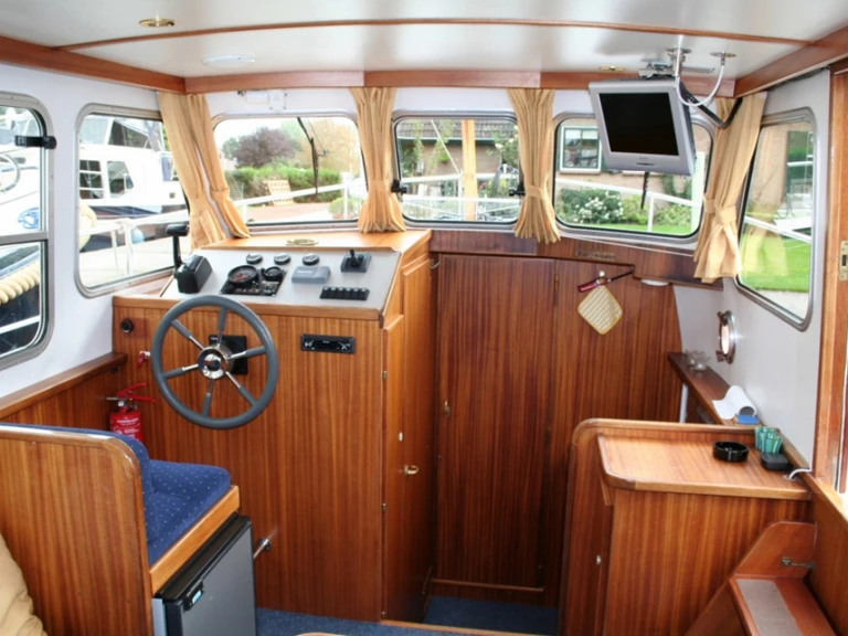 Yacht hire Gaastmeer cheap 935